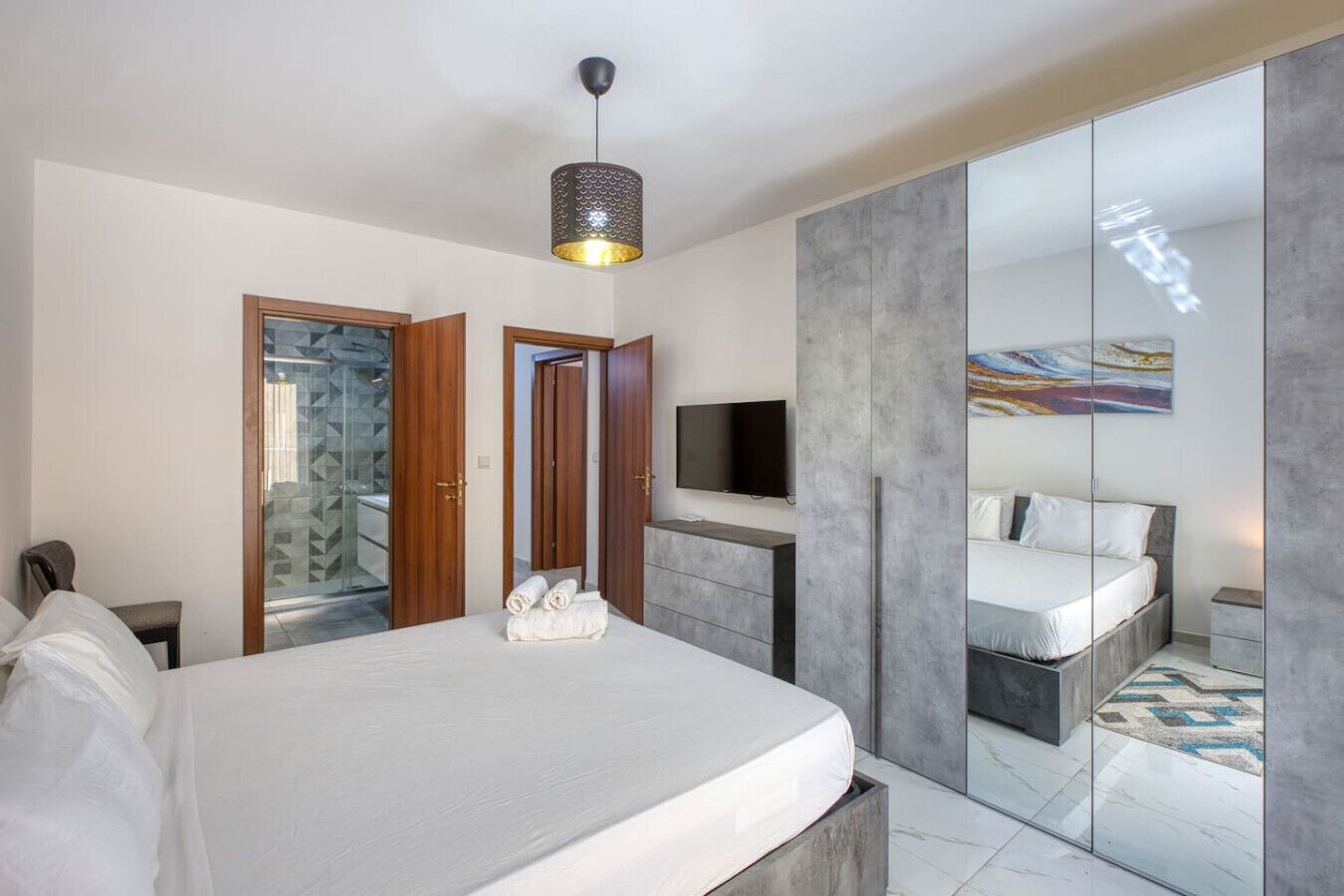 Iron/ironing board, WiFi, bed sheets