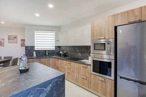 Réfrigérateur, four à micro-ondes, un four, lave-vaisselle