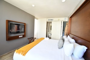 Appartement supérieur, balcon, vue sur la ville | Coffre-fort, accès au Wi-Fi (inclus)