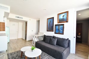 Appartement supérieur, balcon, vue sur la ville | Aire de séjour | Téléviseur connecté de 45 po avec télévision numérique