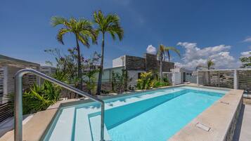 Outdoor pool, open 8:00 AM to 10:00 PM, pool loungers