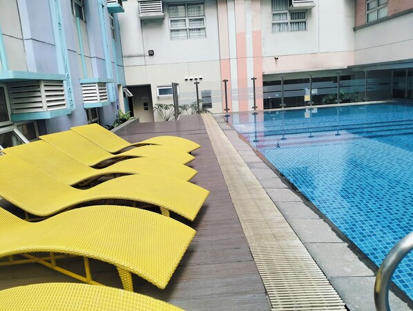 Una piscina al aire libre