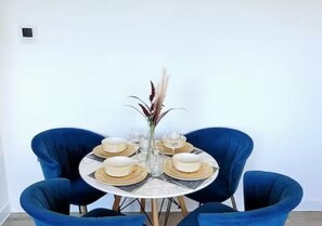 Dining - Comfy 2-Bed Flat in Chelmsford WiFi + Parking (Chelmsford)