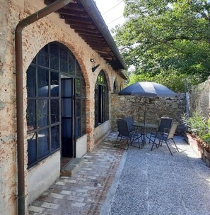 Outdoor dining - Casavacanzepisa Detached apartment (Pugnano)