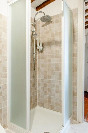 Douche, sèche-cheveux, bidet, serviettes fournies