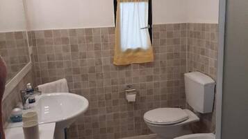 Doccia, asciugacapelli, bidet, asciugamani