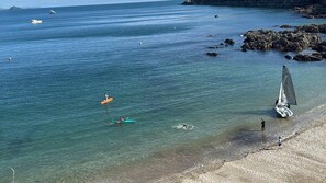 A coastal scene with calm waters, boats, and a rocky shoreline. - Mordros – Cawsand Cottage, Steps from the Beach (Cawsand)