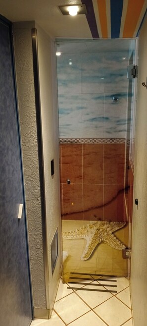 Quarto casal standard | Banheiro | Chuveiro, toalhas de banho, sabonete, shampoo