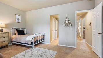 3 bedrooms, desk, iron/ironing board, free WiFi