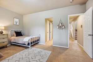 3 bedrooms, desk, iron/ironing board, free WiFi