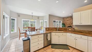 Frigorífic, microones, forn i placa de cuina