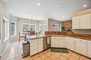 Fridge, microwave, oven, stovetop - Cozy Spacious Peaceful 3-bedroom house in Black Forest (Colorado Springs)