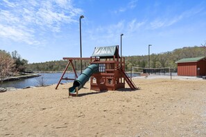 Children’s area - KING BED-Cozy Condo For Two on Ledgestone Golf Course-1 Mile From SDC-Free WIFI (Reeds Spring)