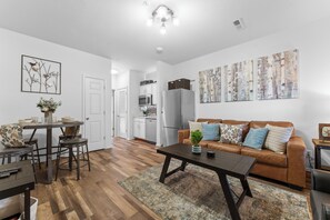 Smart TV, fireplace - KING BED-Cozy Condo For Two on Ledgestone Golf Course-1 Mile From SDC-Free WIFI (Reeds Spring)