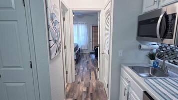 Réfrigérateur, four à micro-ondes, lave-vaisselle, cafetière-théière