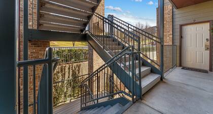 KING BED-Cozy Condo For Two on Ledgestone Golf Course-1 Mile From SDC-Free WIFI