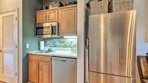 Réfrigérateur, four à micro-ondes, lave-vaisselle, cafetière-théière