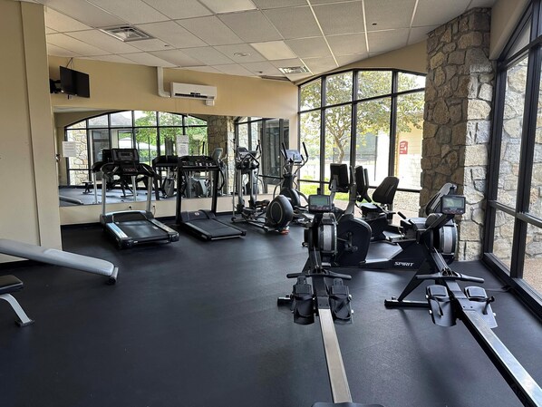 Fitness facility - KING BED-Cozy Condo For Two on Ledgestone Golf Course-1 Mile From SDC-Free WIFI (Reeds Spring)