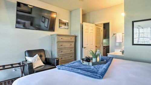 KING BED-Cozy Condo For Two on Ledgestone Golf Course-1 Mile From SDC-Free WIFI