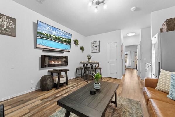 Smart TV, fireplace