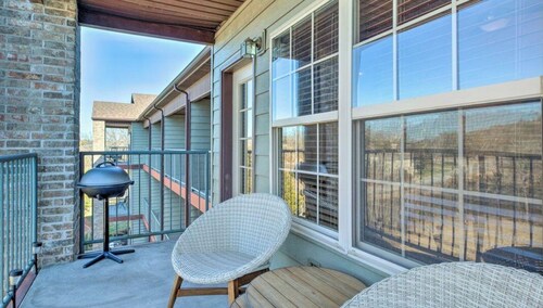 KING BED-Cozy Condo For Two on Ledgestone Golf Course-1 Mile From SDC-Free WIFI