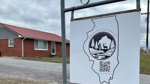 Segnaletica con un codice QR e il logo di Shawnee Cave Staycations LLC, che indica una struttura ricettiva.