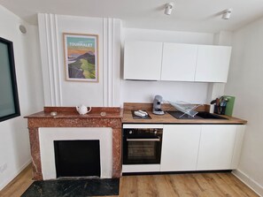 Fridge, oven, toaster, cookware/dishes/utensils