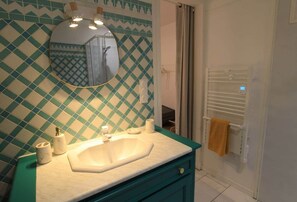 Sèche-cheveux, serviettes fournies