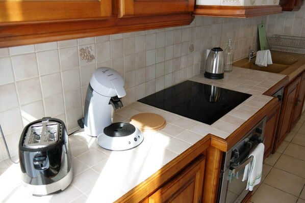 Een koelkast, een microgolfoven, een oven, een vaatwasser