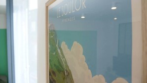 A framed sign with the text "LE SOULOR PYRÉNÉES" in a window. - To complete (Bagnères-de-Bigorre)