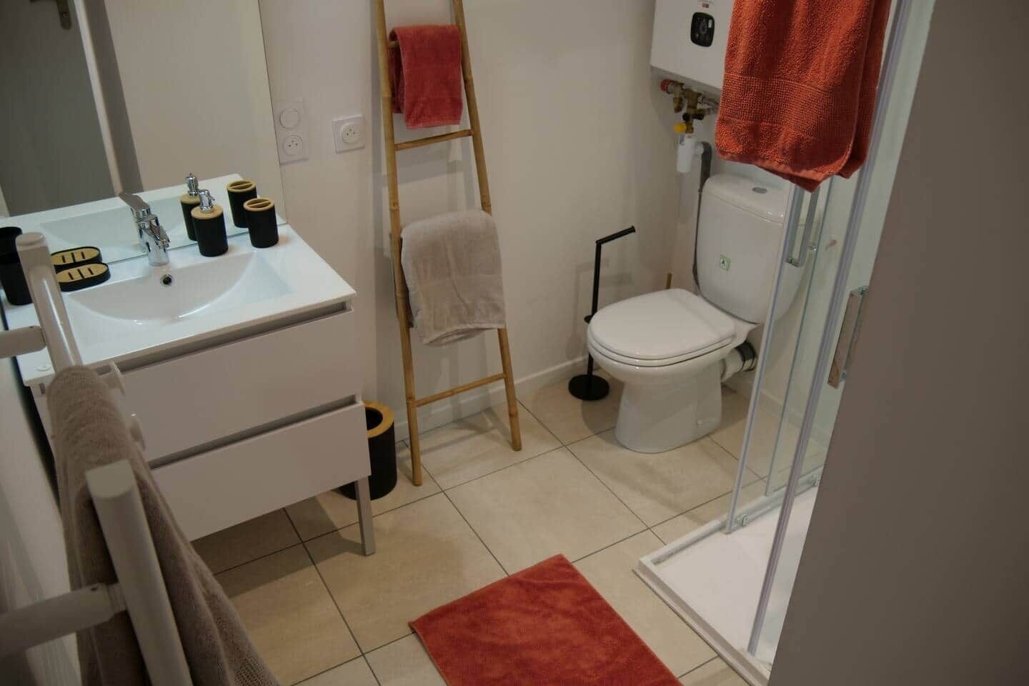 Sèche-cheveux, serviettes fournies