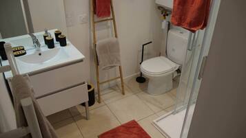 SĂšche-cheveux, serviettes fournies