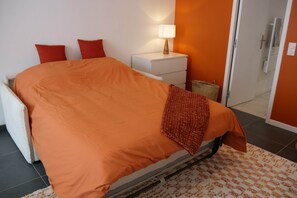 Iron/ironing board, WiFi, bed sheets