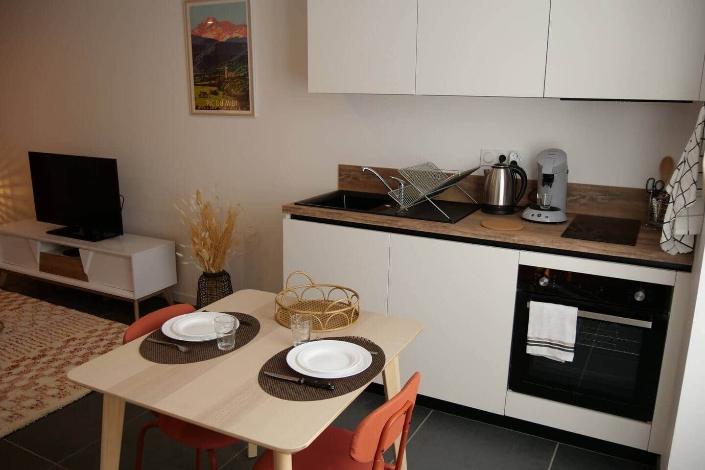 Kühlschrank, Ofen, Toaster, Kochgeschirr/Geschirr/Besteck