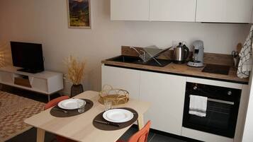 Fridge, oven, toaster, cookware/dishes/utensils