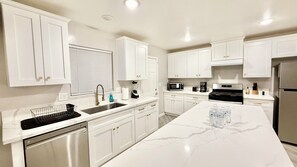 Microwave, stovetop - Spacious 4-bedroom house in charming Bakersfield with AC. 4 queen & 3 twin beds. (Bakersfield)