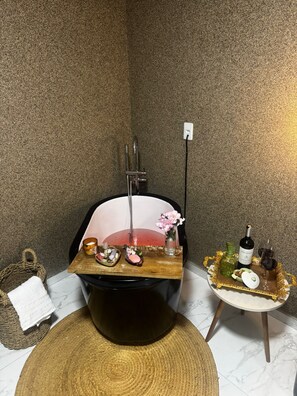 Deluxe Double Room, 1 Queen Bed | Spa
