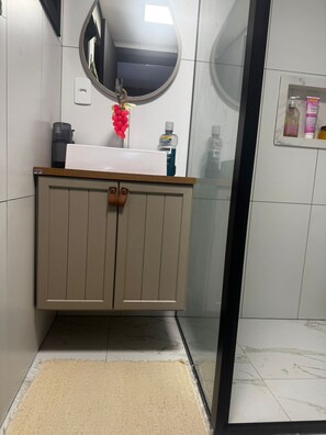 Deluxe Double Room, 1 Queen Bed | Bathroom