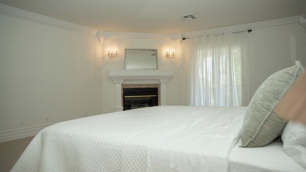 6 bedrooms, iron/ironing board, WiFi, bed sheets