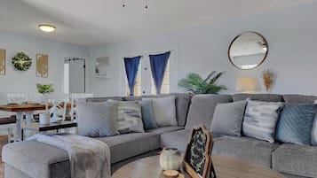 House, Multiple Beds, Patio, Pool View (Silk Oak Tempe) | Living area