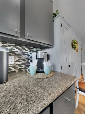 House, Multiple Beds, Patio, Pool View (Silk Oak Tempe) | Private kitchen - Silk Oak Tempe (Tempe)