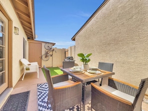 Casa, varias camas, patio, vista a la alberca (Silk Oak Tempe) | Restaurante al aire libre