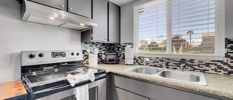 House, Multiple Beds, Patio, Pool View (Silk Oak Tempe) | Private kitchen