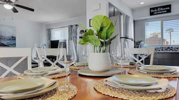 Casa, varias camas, patio, vistas a la piscina (Silk Oak Tempe) | Servicio de comidas en la habitación