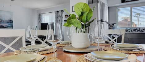 House, Multiple Beds, Patio, Pool View (Silk Oak Tempe) | In-room dining