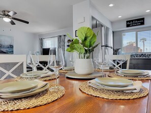 Casa, varias camas, patio, vista a la alberca (Silk Oak Tempe) | Servicio a la habitación