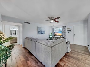 Casa, varias camas, patio, vista a la alberca (Silk Oak Tempe) | Área de sala de estar