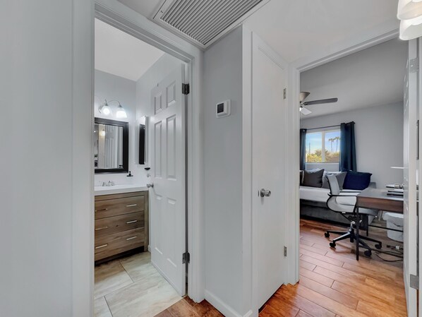 House, Multiple Beds, Patio, Pool View (Silk Oak Tempe) | Interior