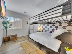 獨棟房屋, 多張床, 可使用泳池, 山景 (215th Queen Creek) | 4 間臥室、獨特裝潢、布置獨特、床單