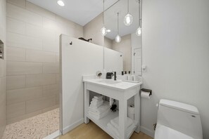 Shower, hair dryer, towels, soap - Concetta`s Suite - Private 10 Acre Vineyard (Walla Walla)